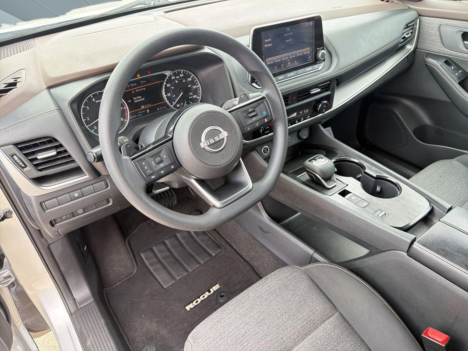 Used 2023 Nissan Rogue SV image 4