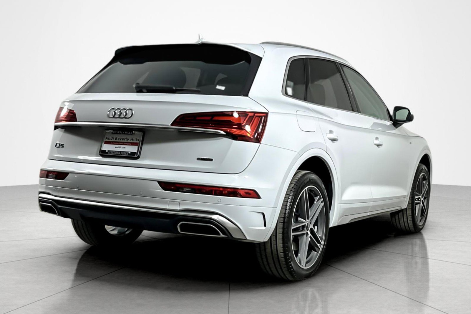Used 2023 Audi Q5 e Premium w/ Convenience Package image 5
