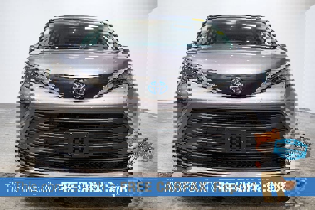 Used 2024 Toyota Sienna LE image 2