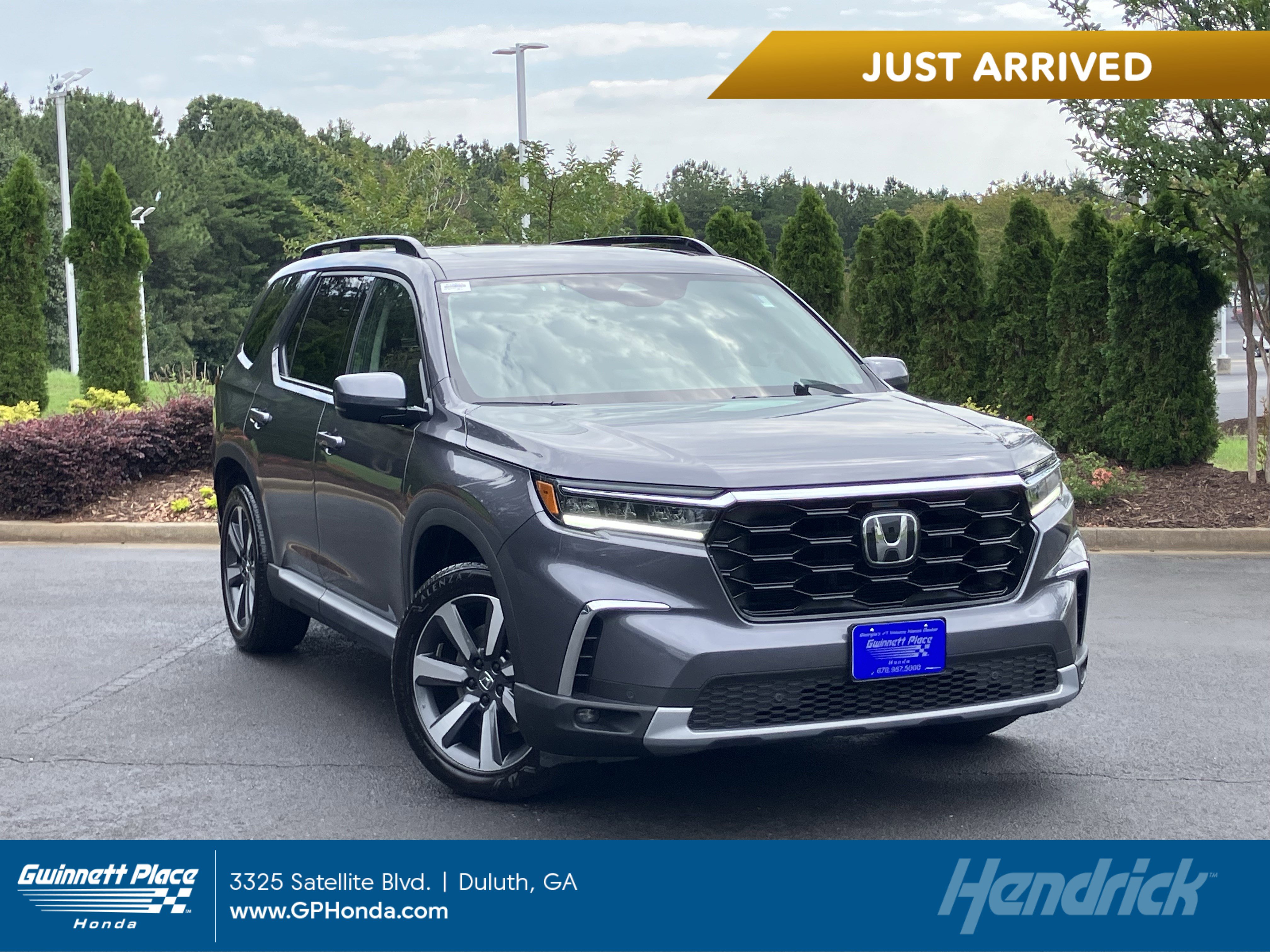 Used 2025 Honda Pilot Touring image 1