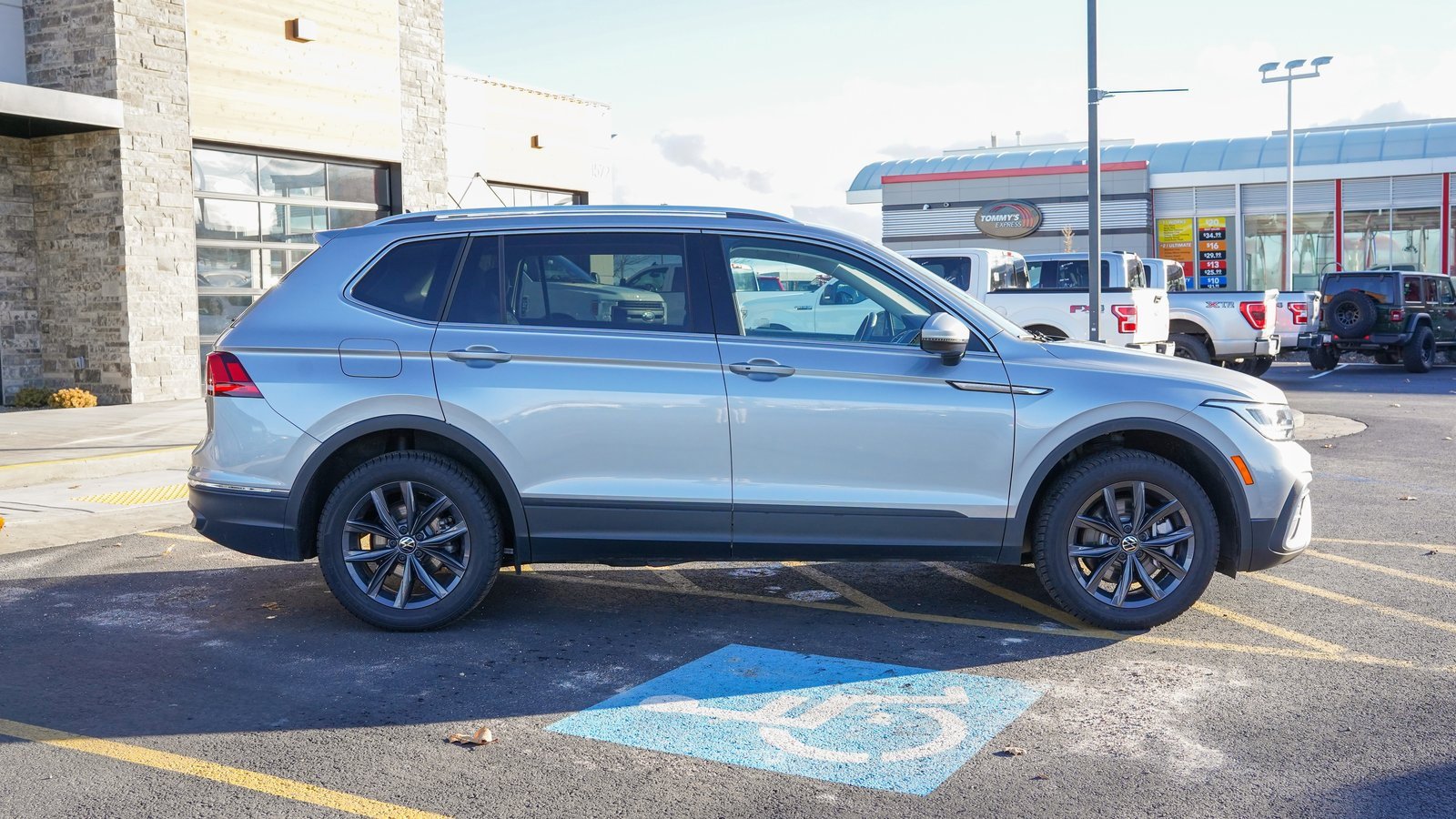 Used 2024 Volkswagen Tiguan SE image 6