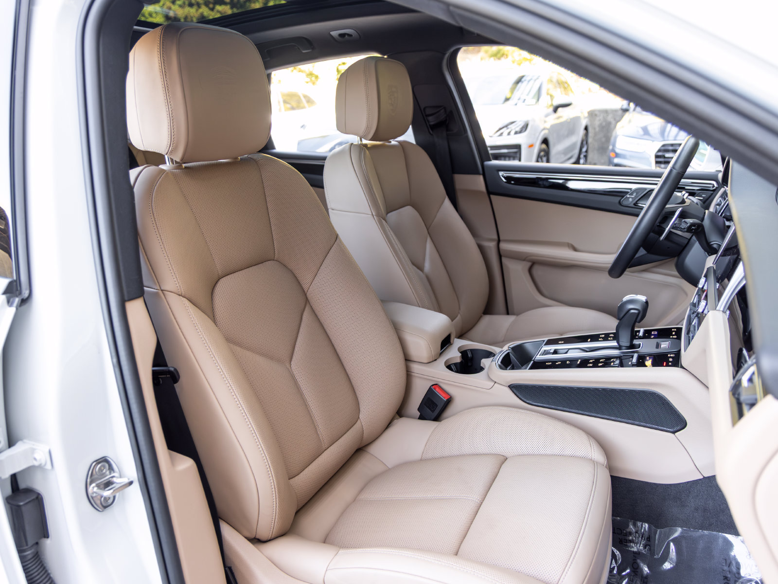 Certified 2026 Porsche Macan AWD/4WD image 64