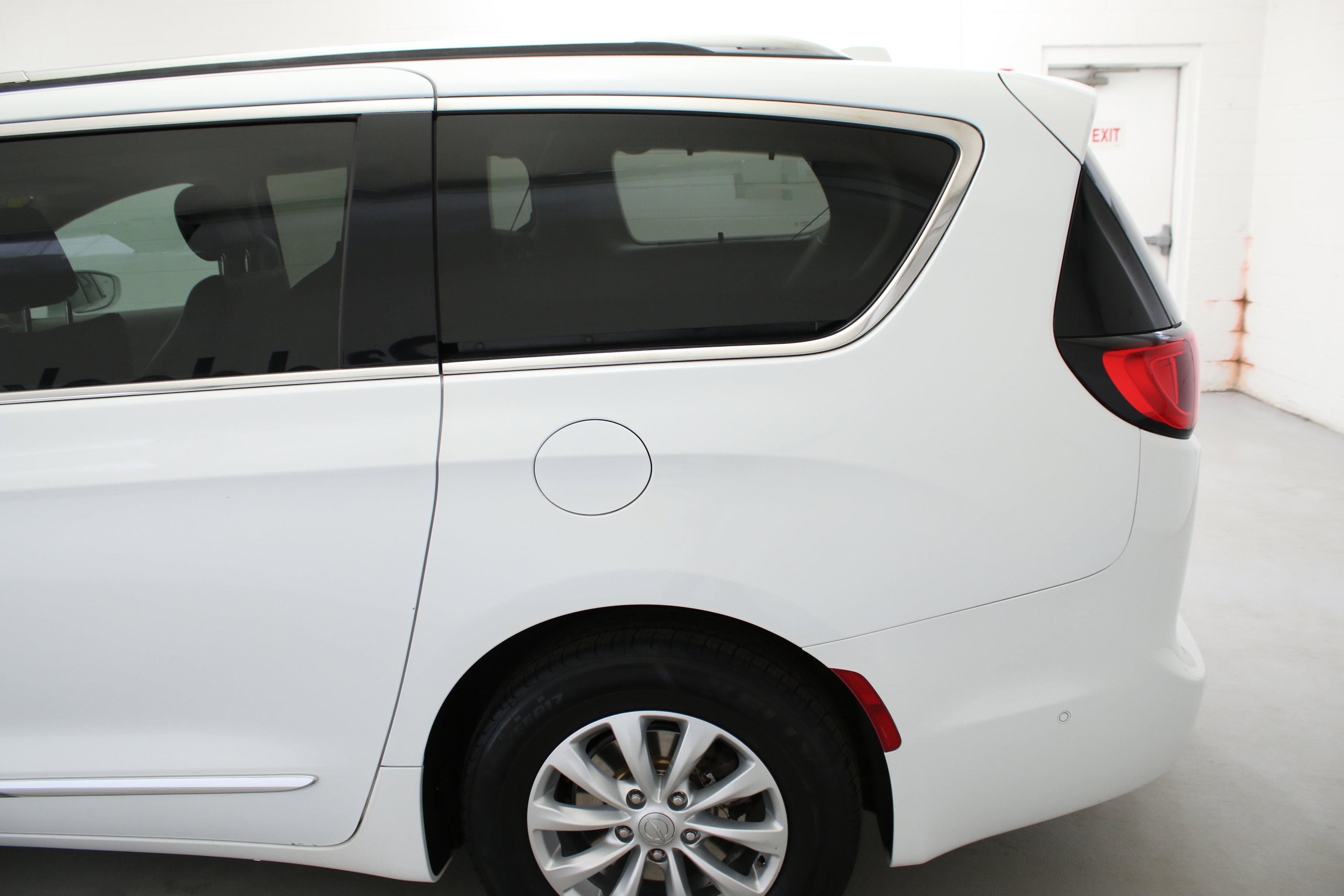 Used 2018 Chrysler Pacifica Touring-L w/ Advanced Safetytec Group FWD image 5