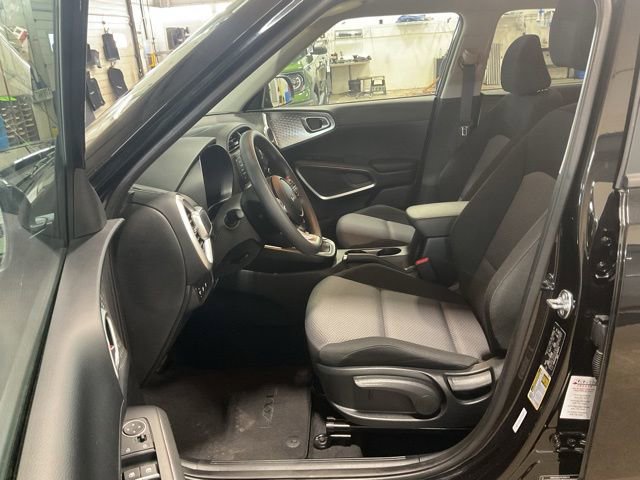 Used 2025 Kia Soul LX w/ LX Technology Package FWD image 10