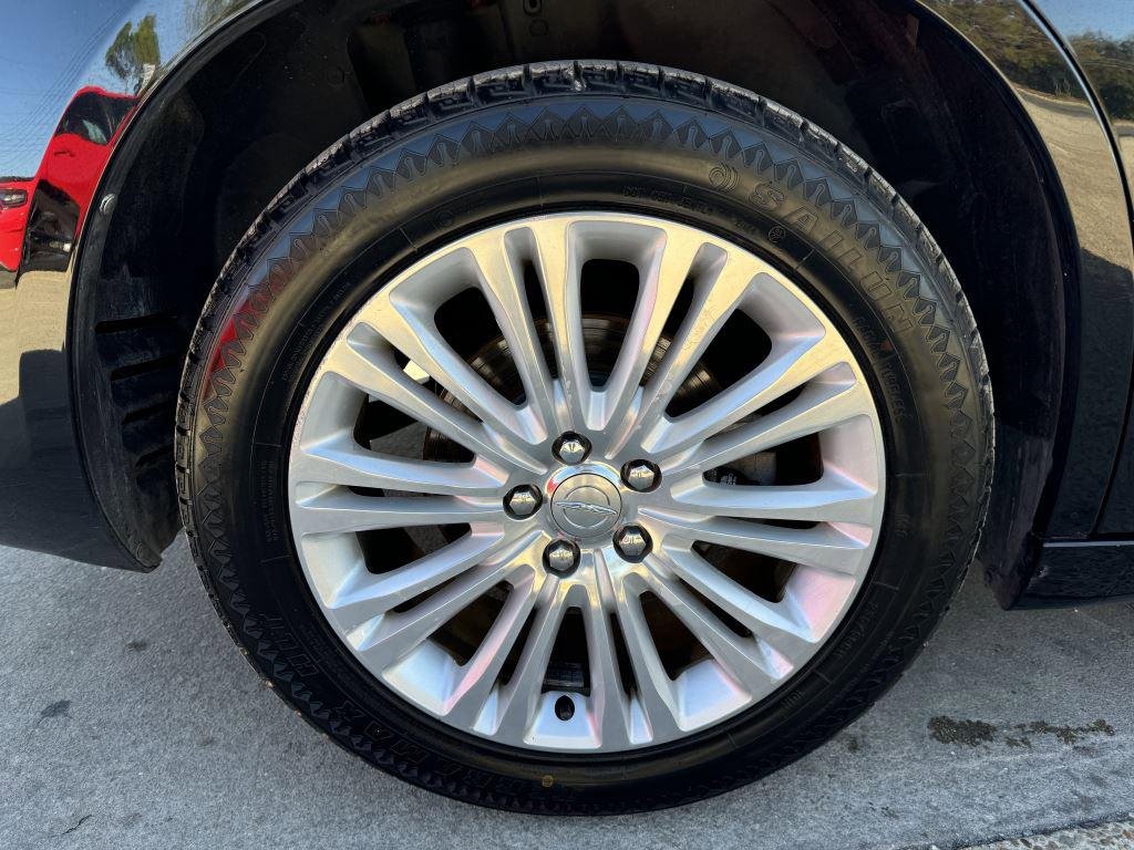 Used 2013 Chrysler 300 C image 9