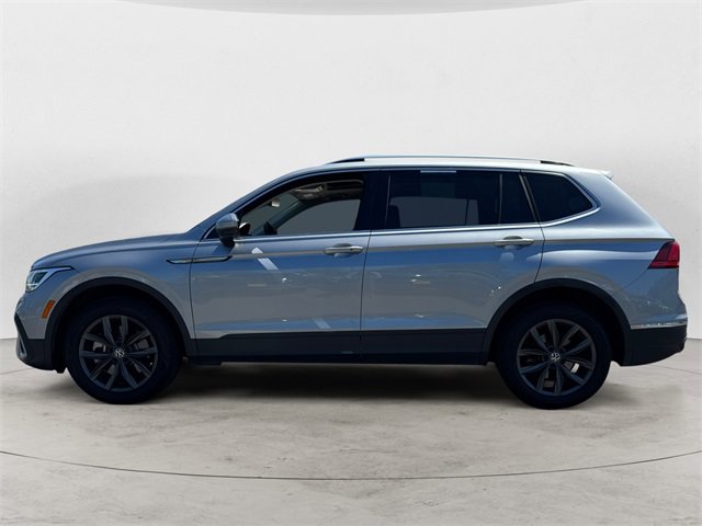 Used 2023 Volkswagen Tiguan SE w/ Panoramic Sunroof Package image 3