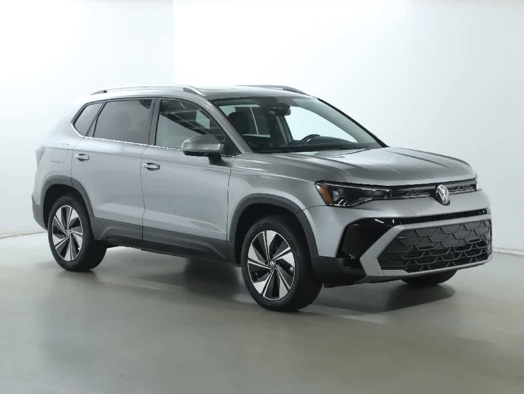 Used 2025 Volkswagen Taos SE w/ Panoramic Sunroof Package AWD/4WD image 9
