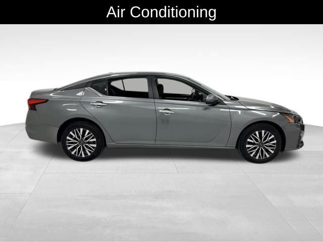 Used 2023 Nissan Altima 2.5 SV w/ SV Premium Package image 7