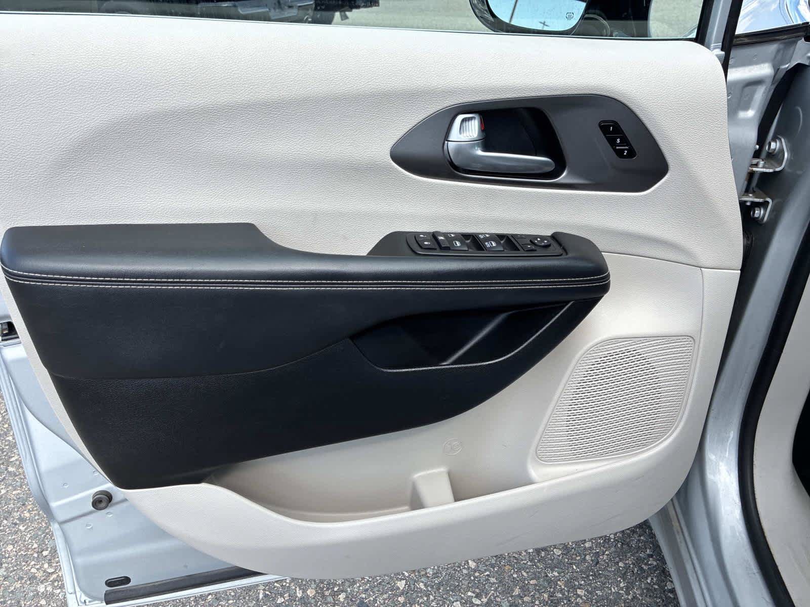 Certified 2024 Chrysler Pacifica Touring-L FWD image 22