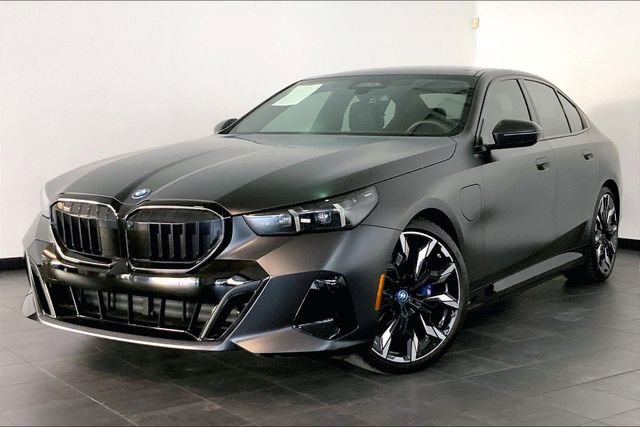 Used 2025 BMW 550e xDrive w/ Executive Package image 1
