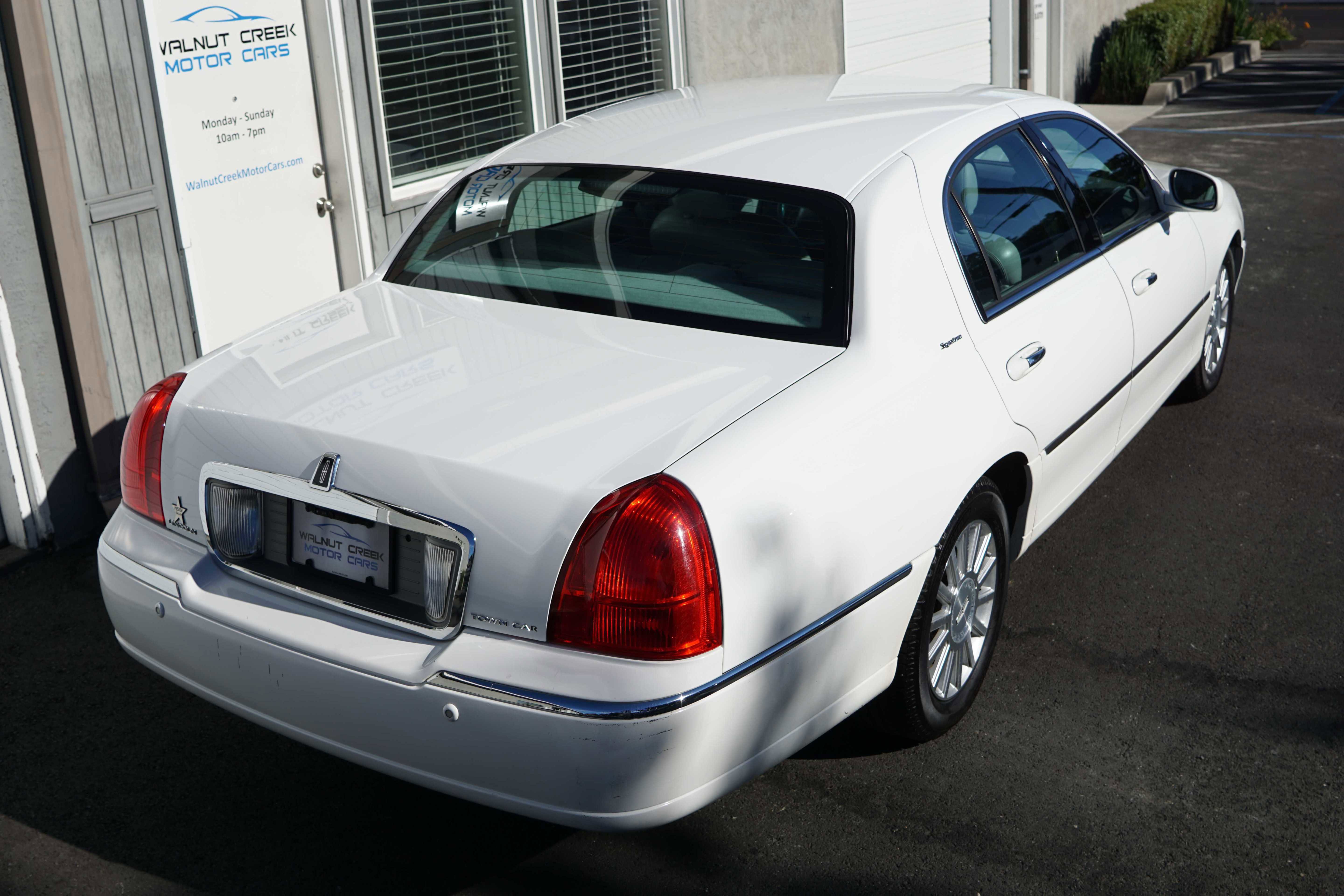 Used 2004 Lincoln Town Car Signature image 25