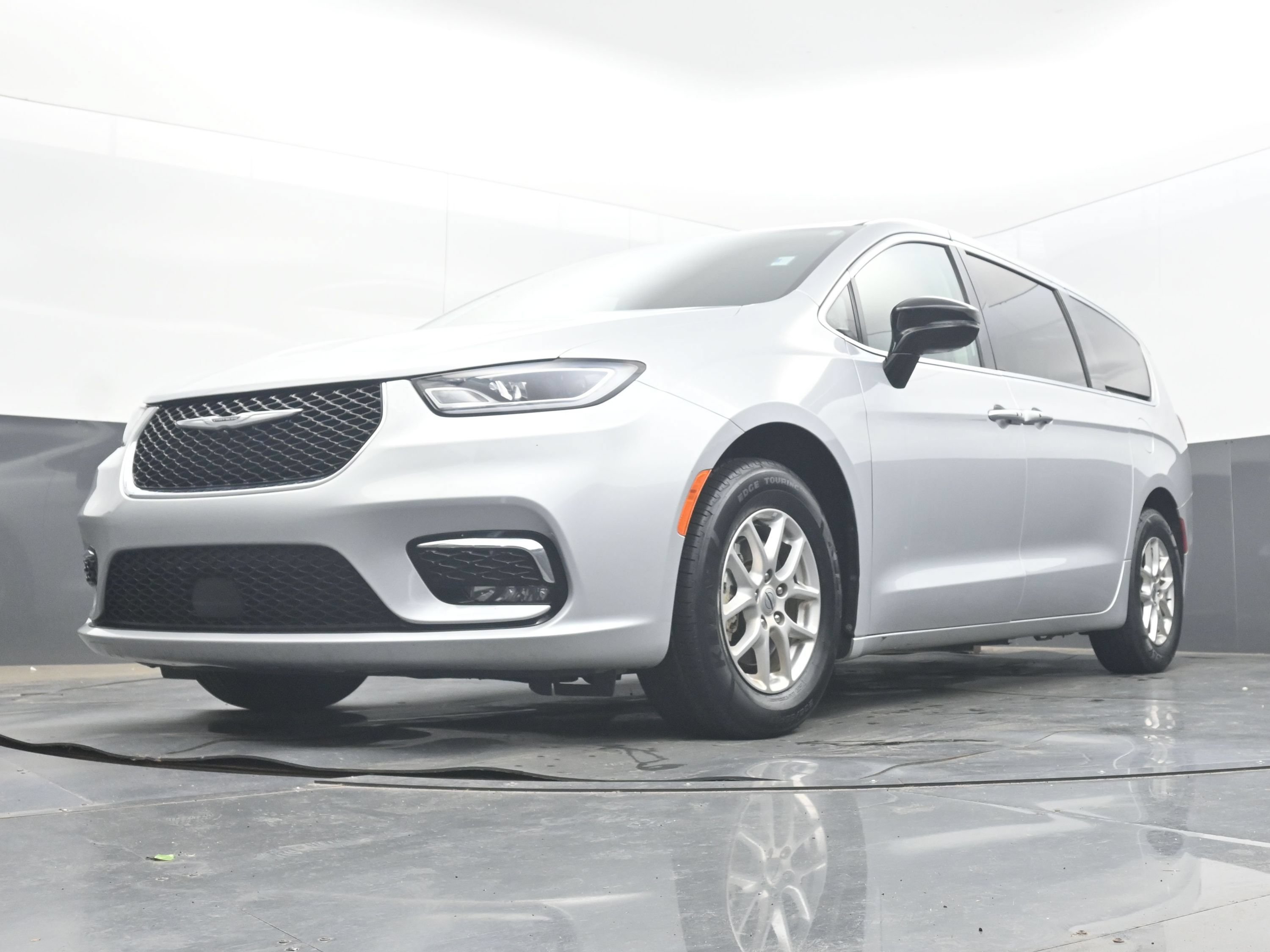 Used 2024 Chrysler Pacifica Touring-L FWD image 22