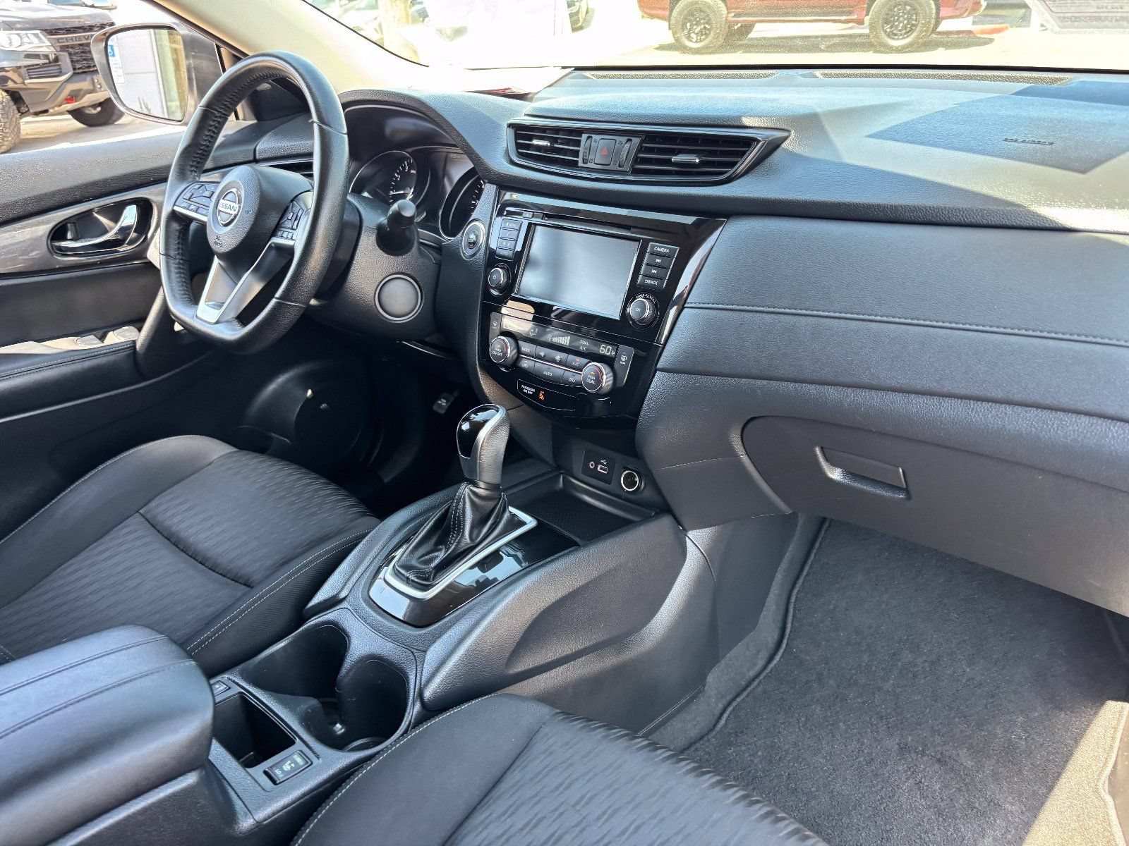 Used 2020 Nissan Rogue SV FWD image 13