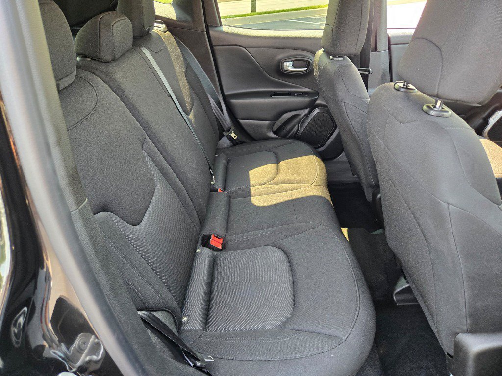 Used 2023 Jeep Renegade Latitude AWD/4WD image 10