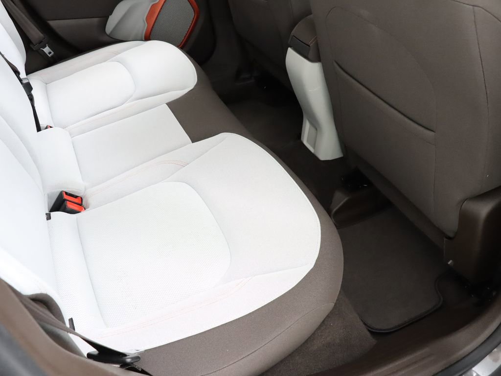 Used 2016 Jeep Renegade Latitude AWD/4WD image 32
