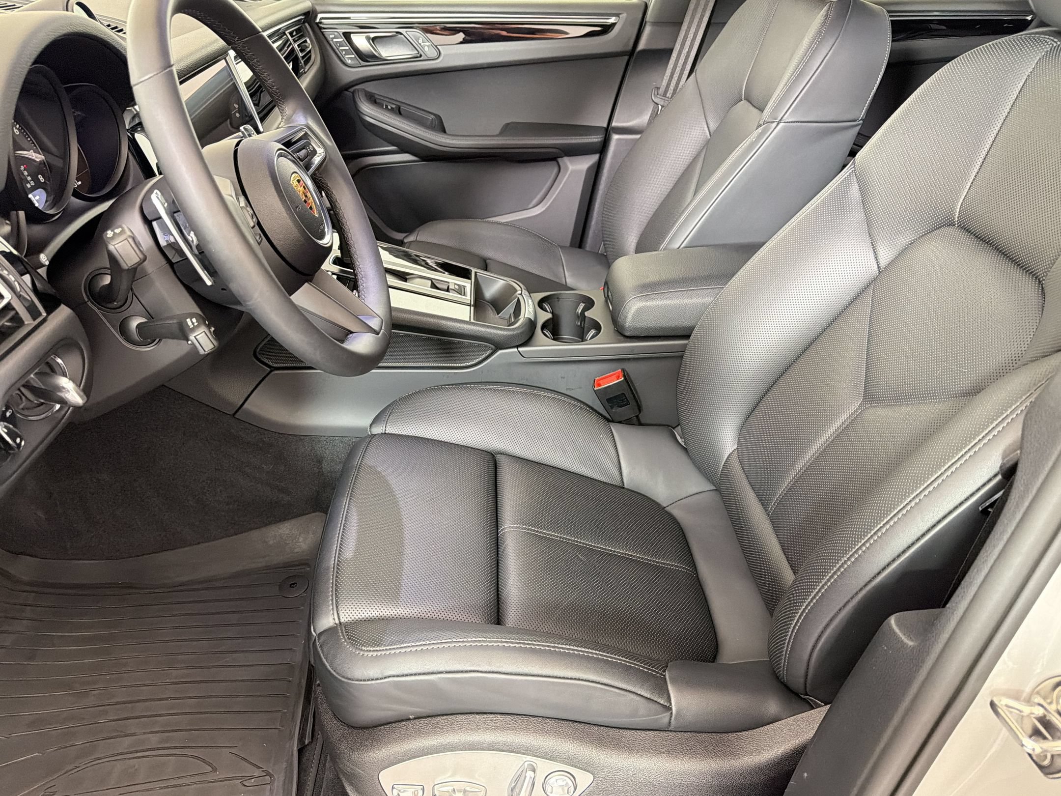 Certified 2025 Porsche Macan AWD/4WD image 5