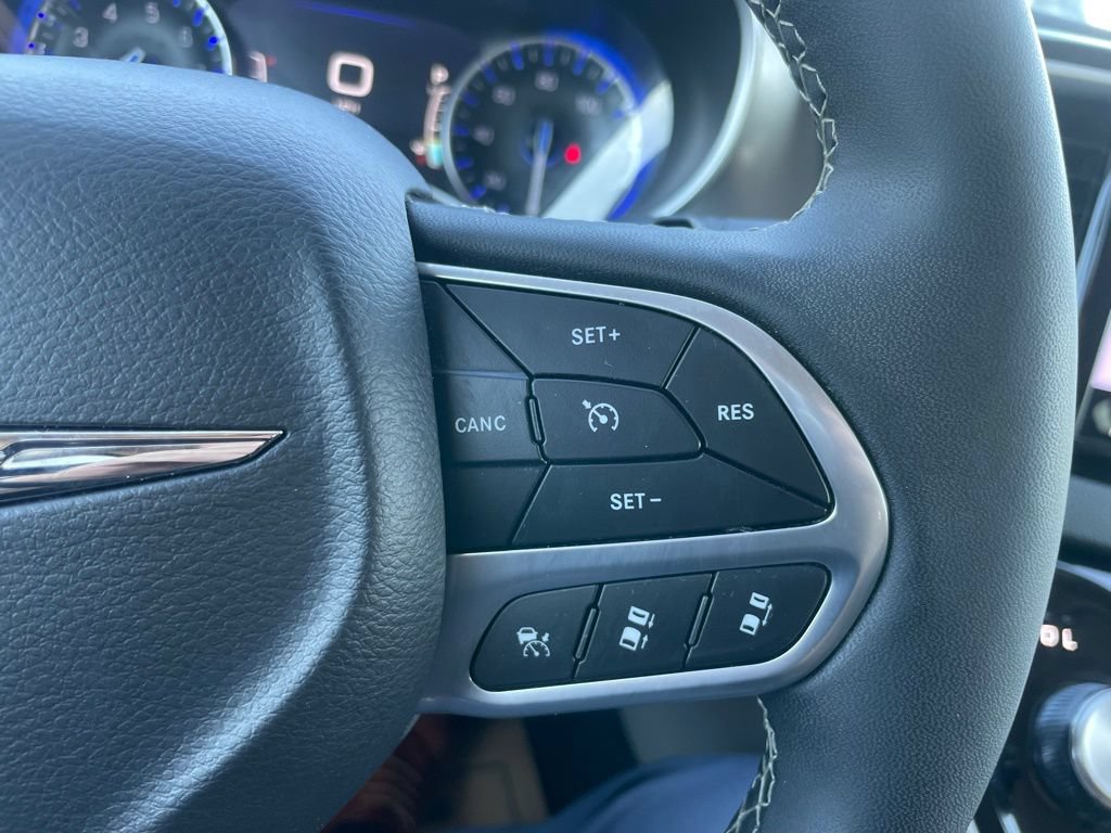 Used 2024 Chrysler Pacifica Touring-L FWD image 22