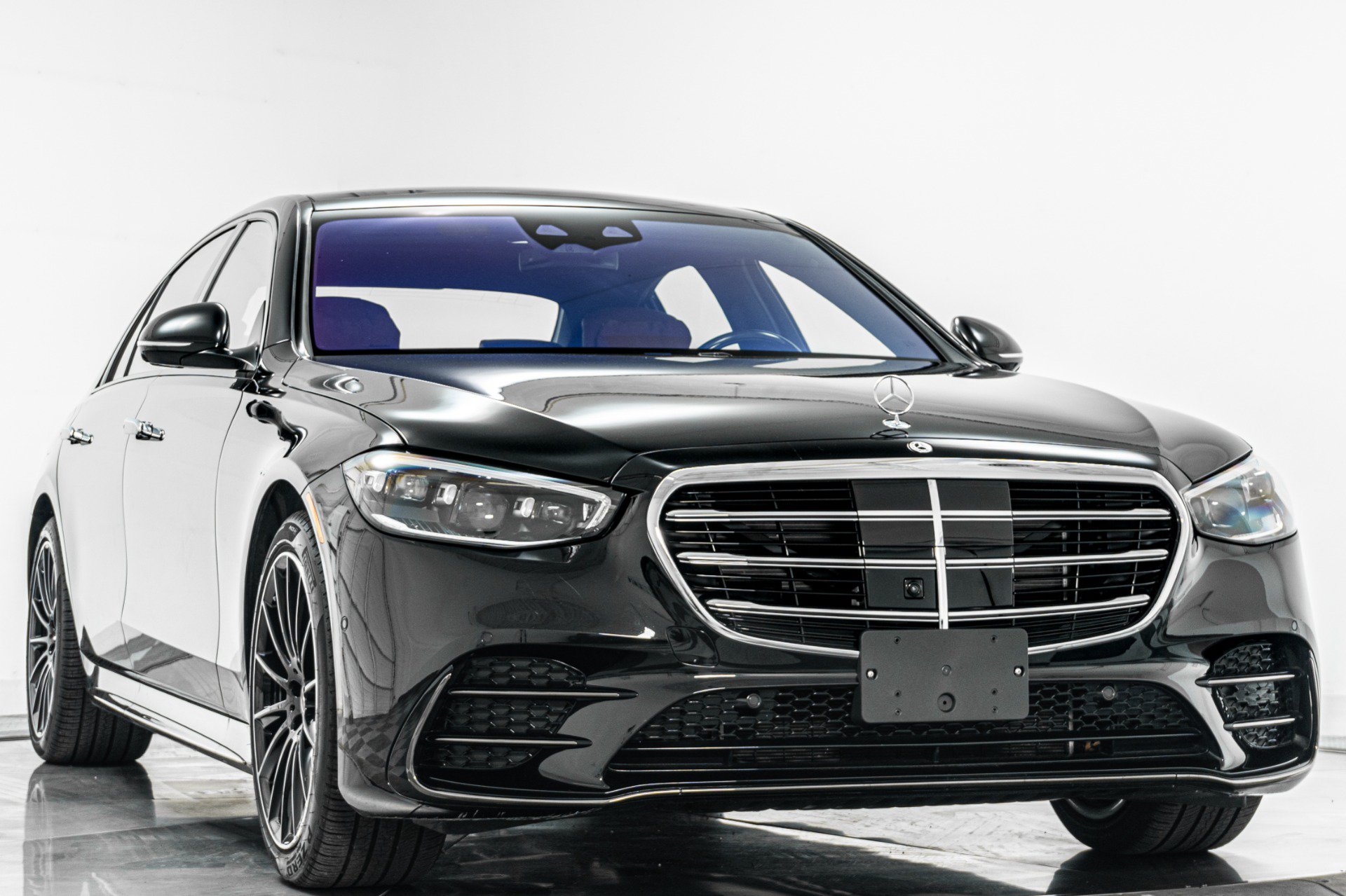 Used 2025 Mercedes-Benz S 580e 4MATIC Sedan image 3