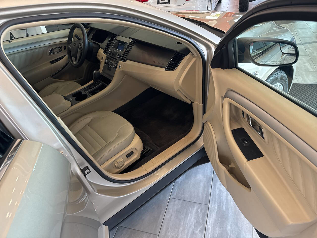 Used 2017 Ford Taurus SE image 16