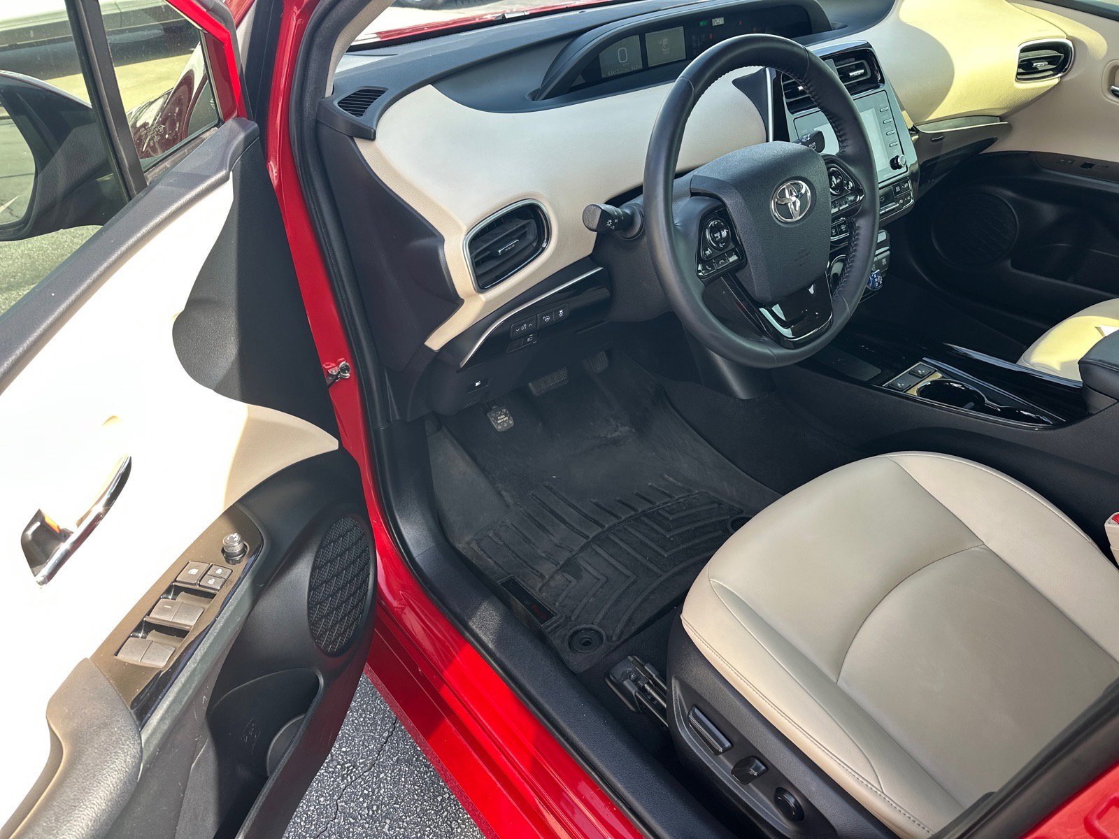 Used 2022 Toyota Prius XLE image 6