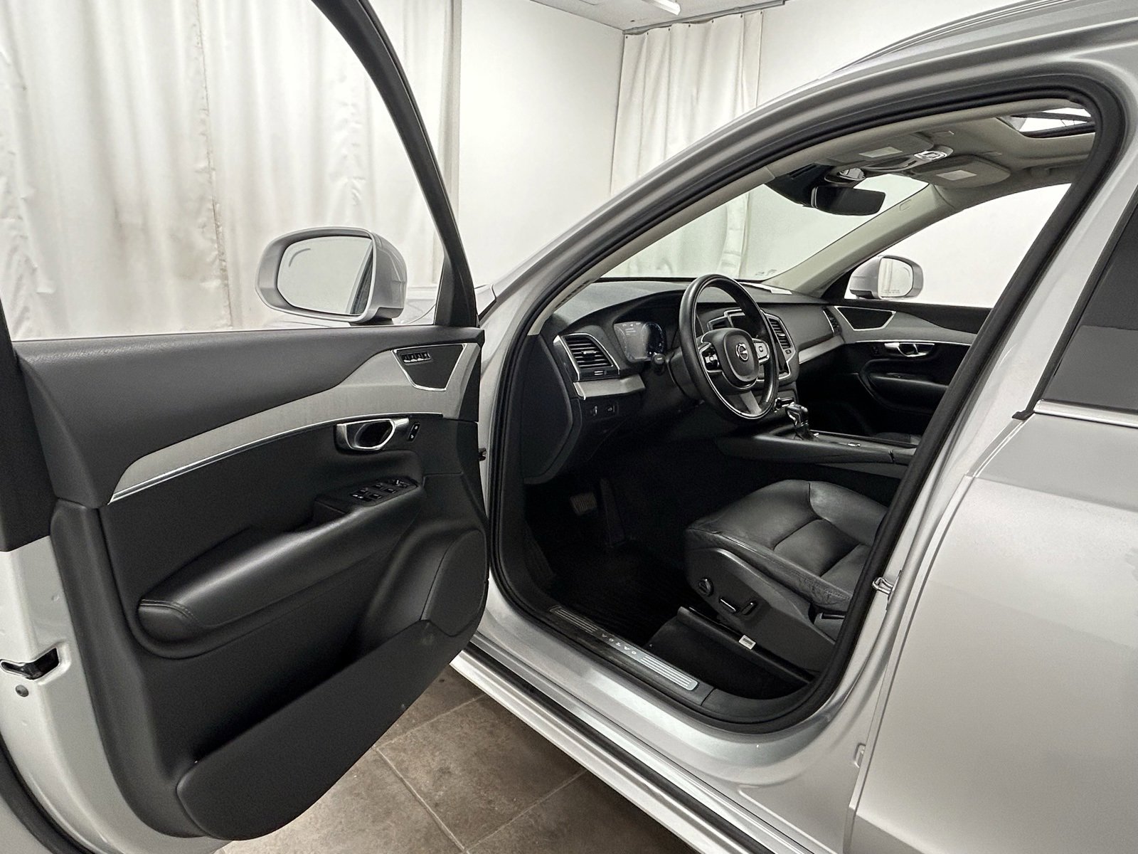 Used 2021 Volvo XC90 T5 Momentum w/ Climate Package image 24