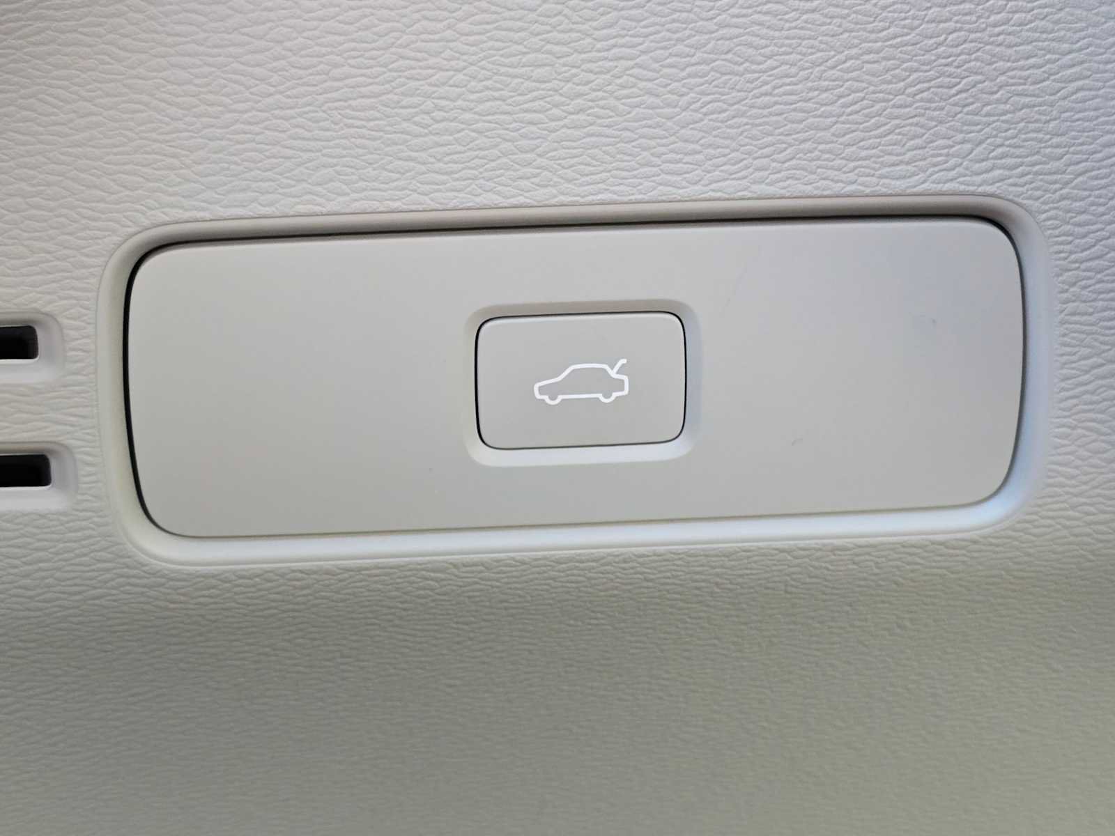 Certified 2026 Volvo XC40 B5 Plus AWD/4WD image 32