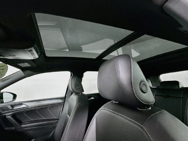 Used 2024 Volkswagen Tiguan SE R-Line AWD/4WD image 19