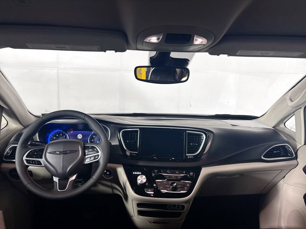 Certified 2023 Chrysler Pacifica Touring-L FWD image 13