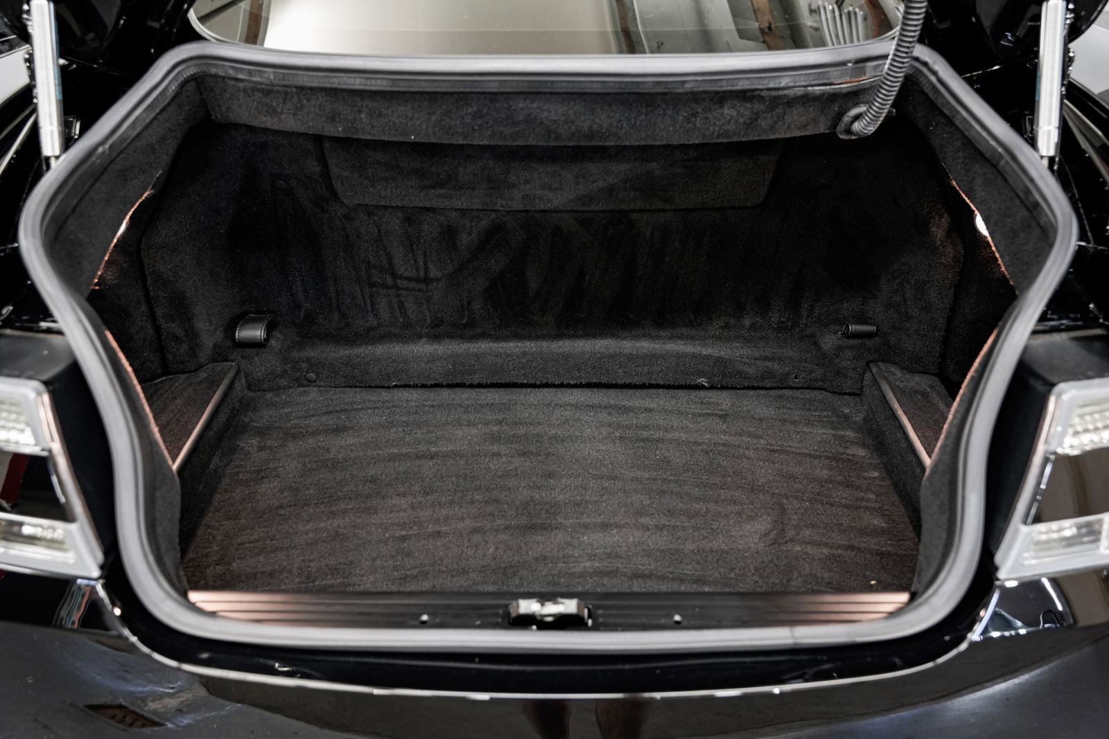 Used 2009 Aston Martin DBS Coupe RWD image 42