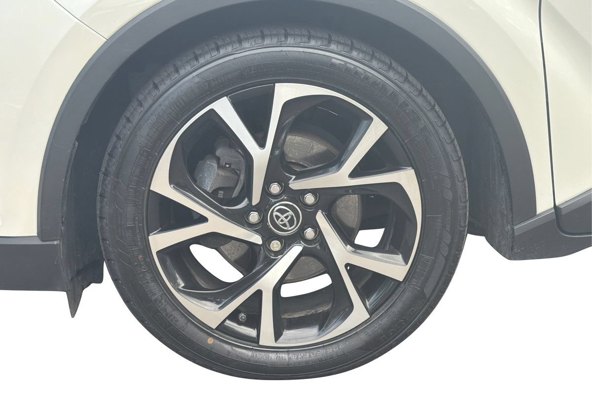 Used 2019 Toyota C-HR Limited FWD image 25