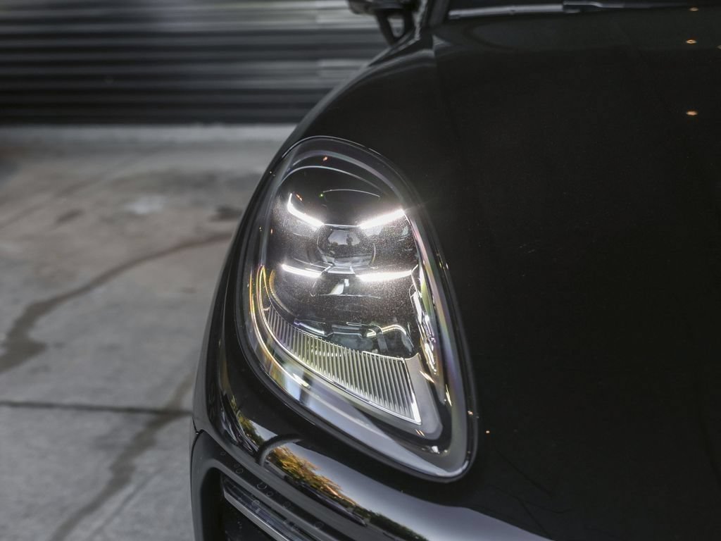 Certified 2026 Porsche Macan AWD/4WD image 11