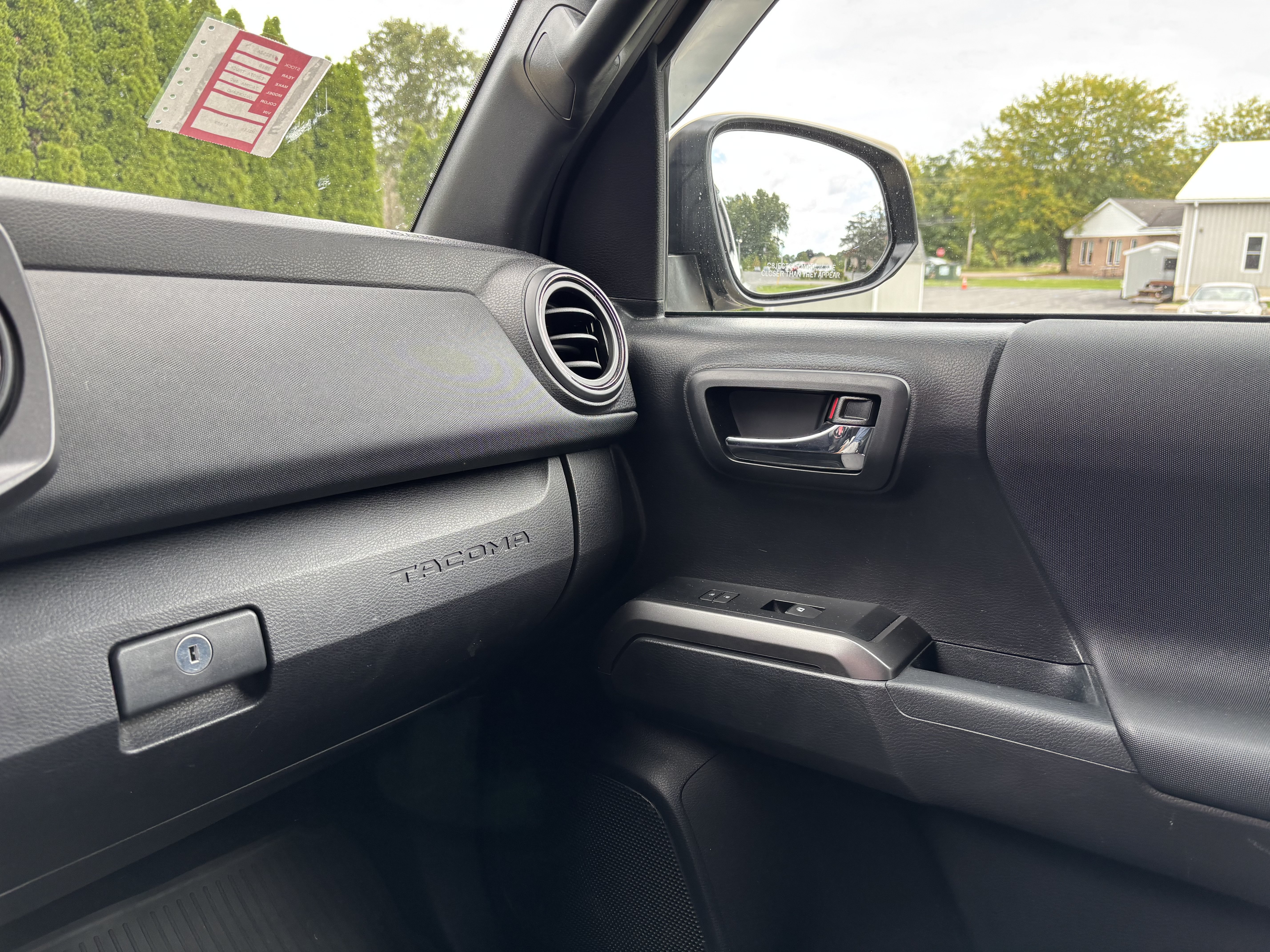 Used 2019 Toyota Tacoma TRD Off-Road w/ Technology Package AWD/4WD image 21