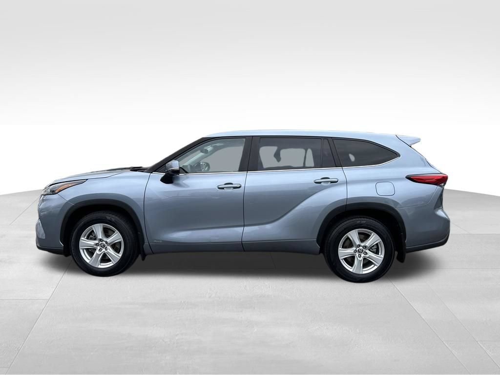 Used 2023 Toyota Highlander LE AWD/4WD image 2