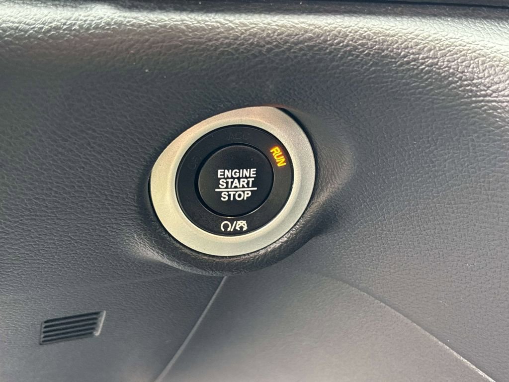 Used 2025 Chrysler Pacifica Select image 32