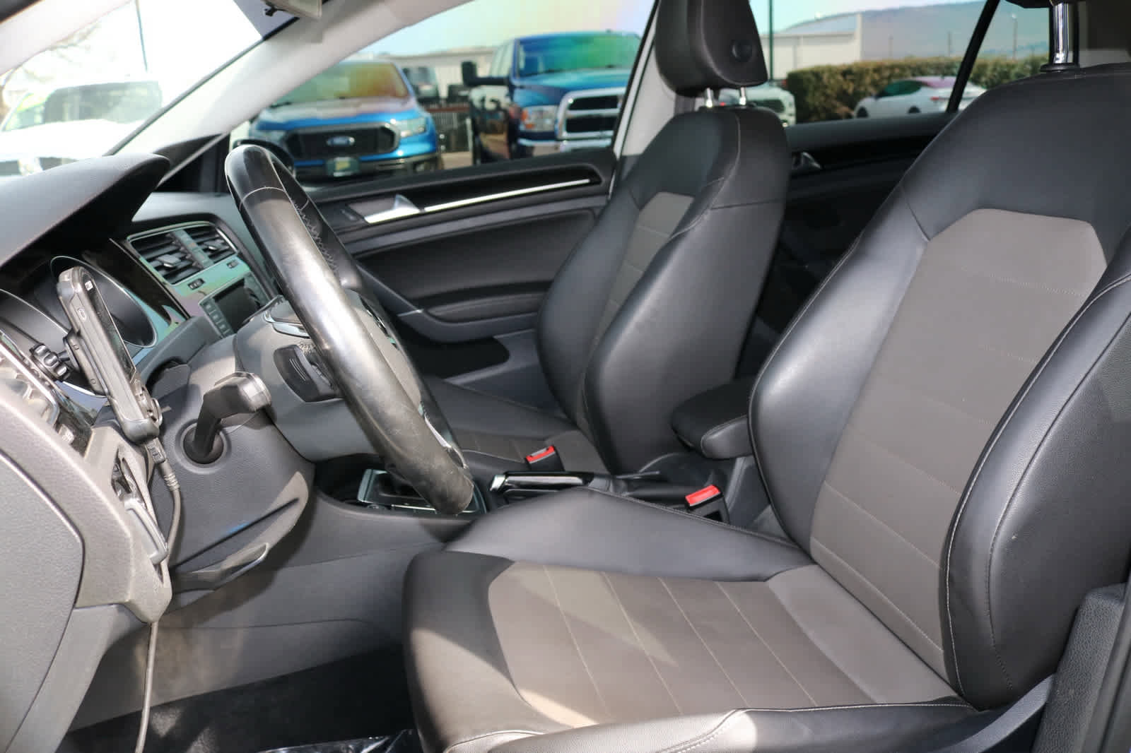 Used 2015 Volkswagen Golf S FWD image 28