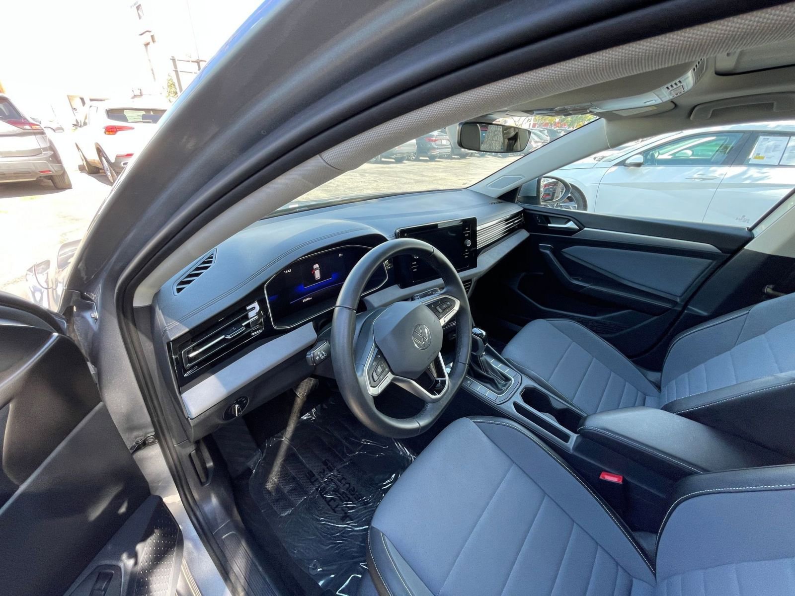 Used 2025 Volkswagen Jetta SE FWD image 35