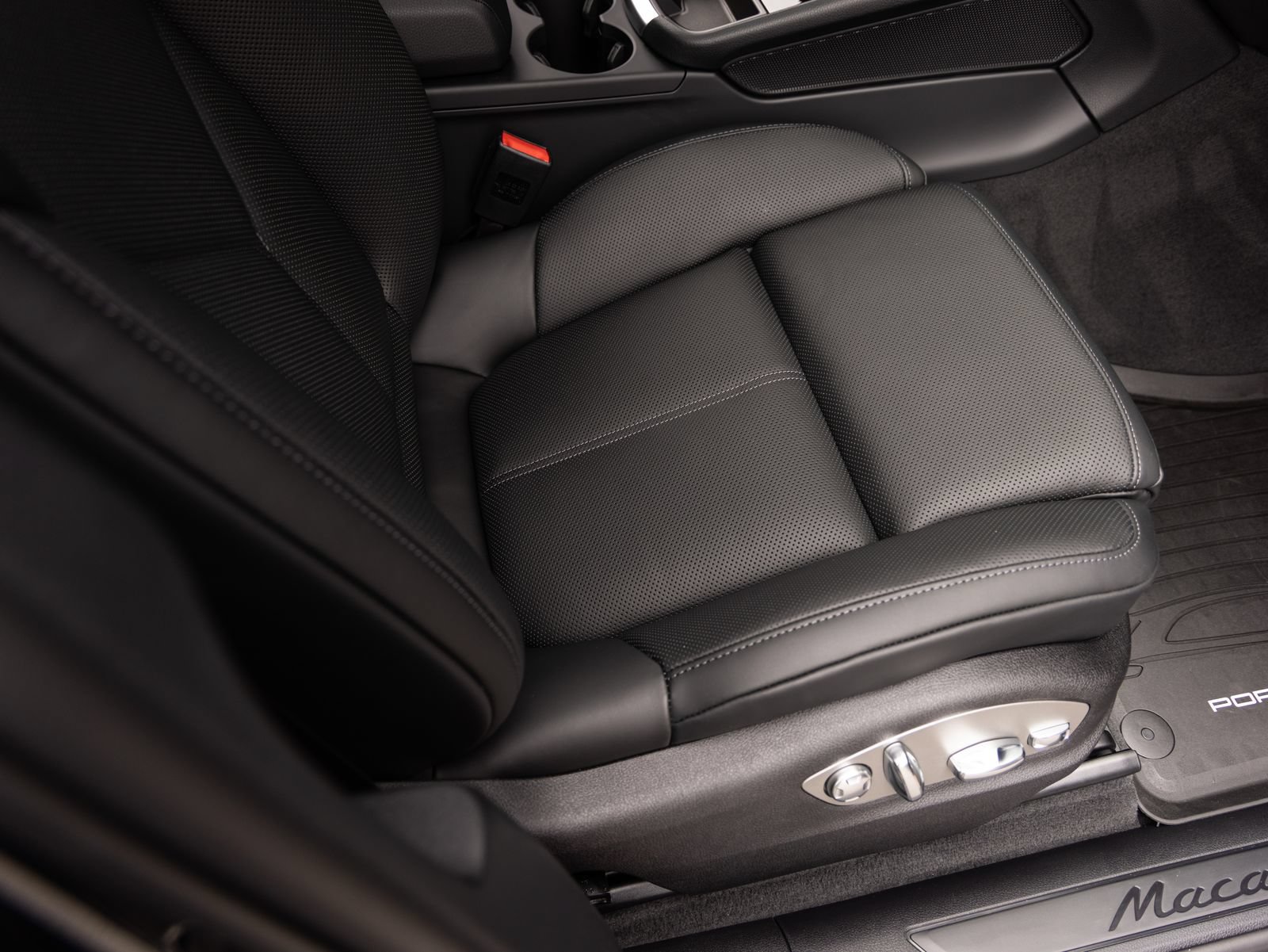 Certified 2026 Porsche Macan AWD/4WD image 34