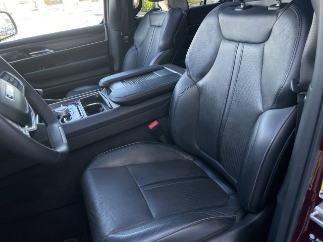 Used 2023 Jeep Wagoneer L Series III w/ Premium Group I AWD/4WD image 11