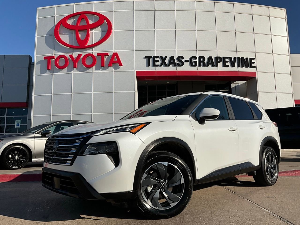 Used 2025 Nissan Rogue SV image 2