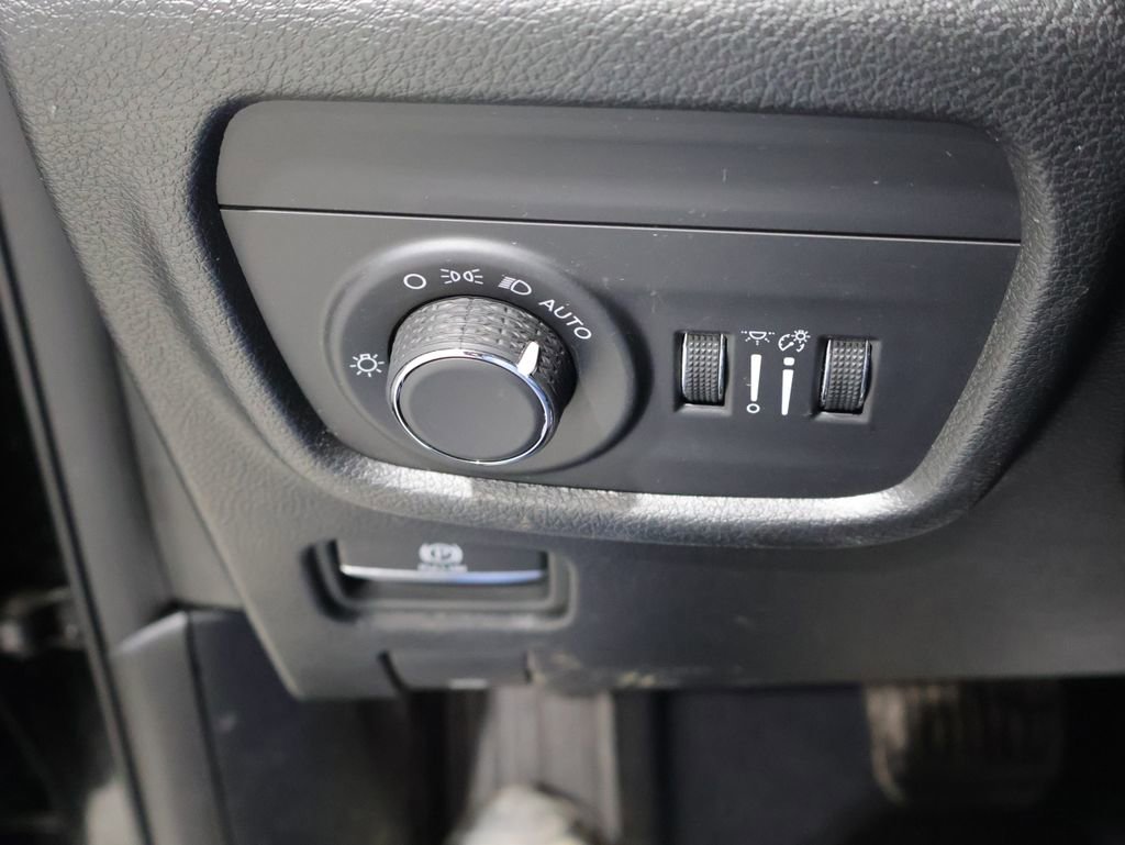 Used 2023 Jeep Grand Cherokee L Laredo image 34