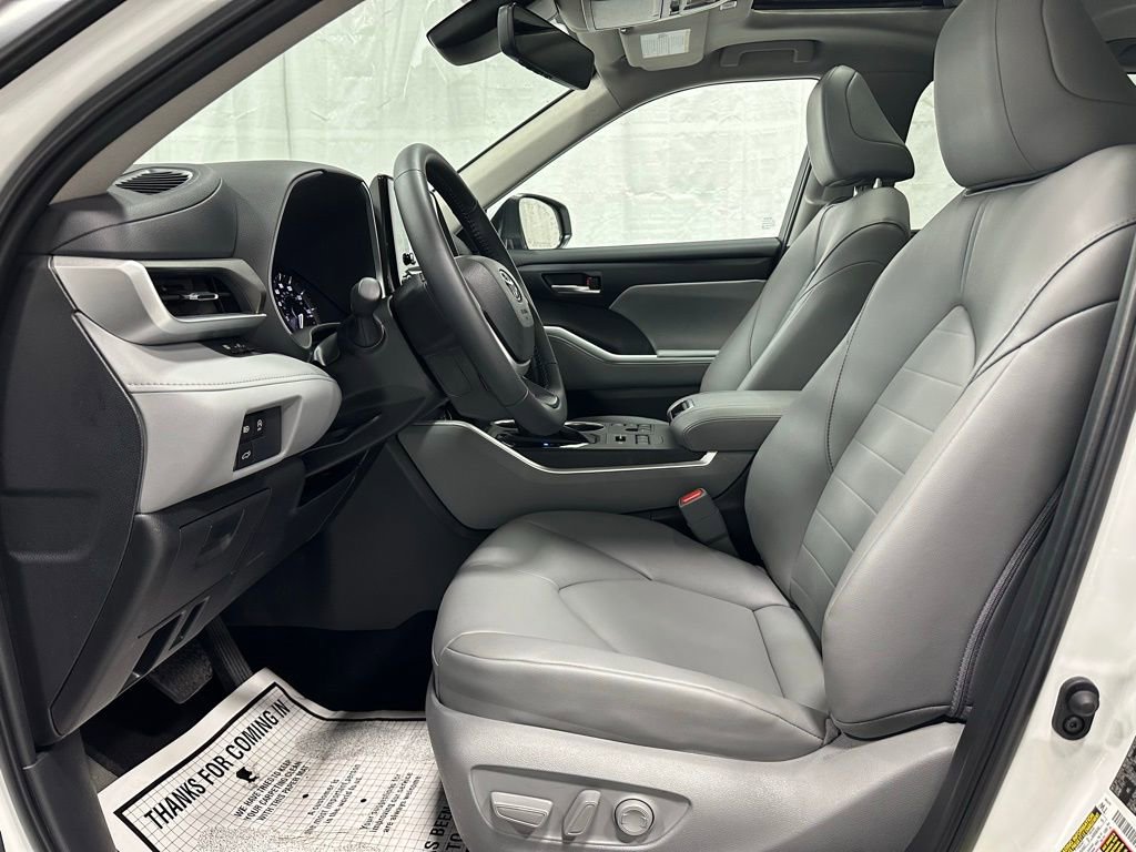 Used 2025 Toyota Highlander XLE image 14