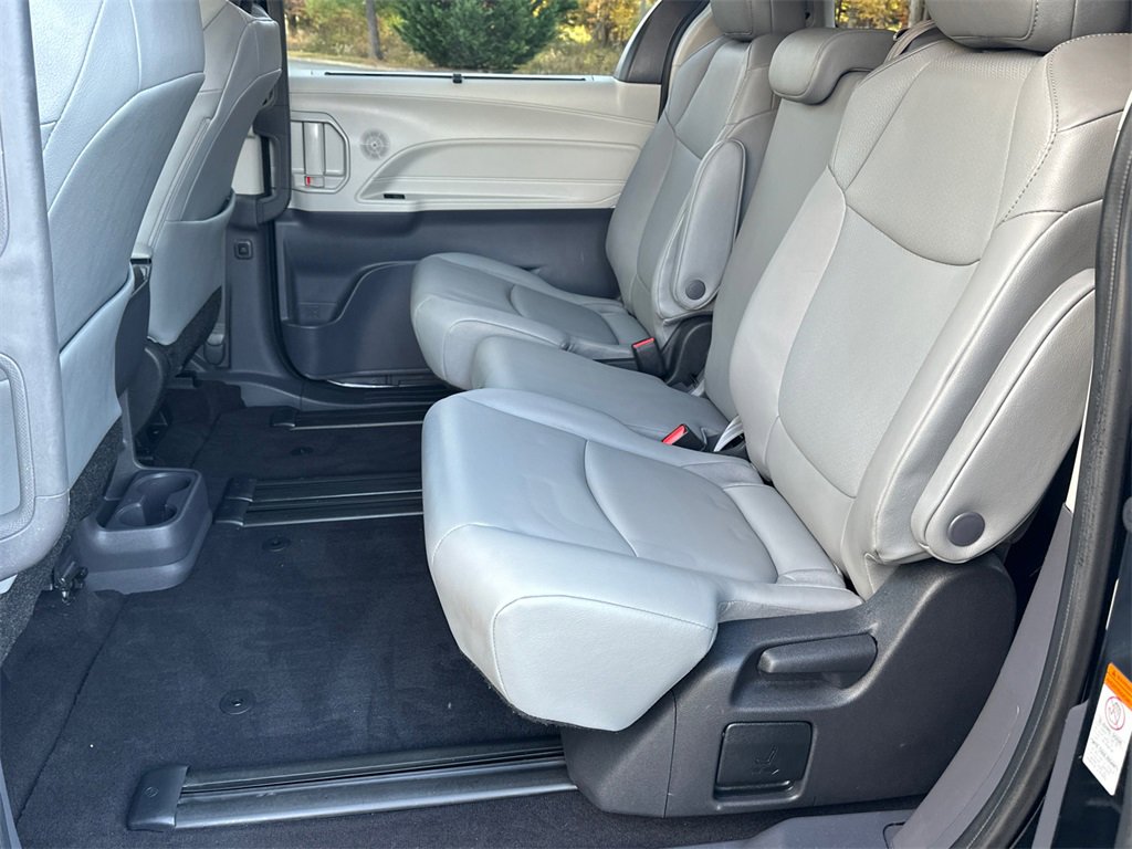 Used 2022 Toyota Sienna XLE image 18