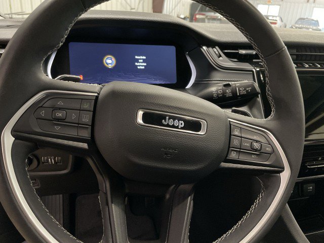 Used 2024 Jeep Grand Cherokee Laredo image 16