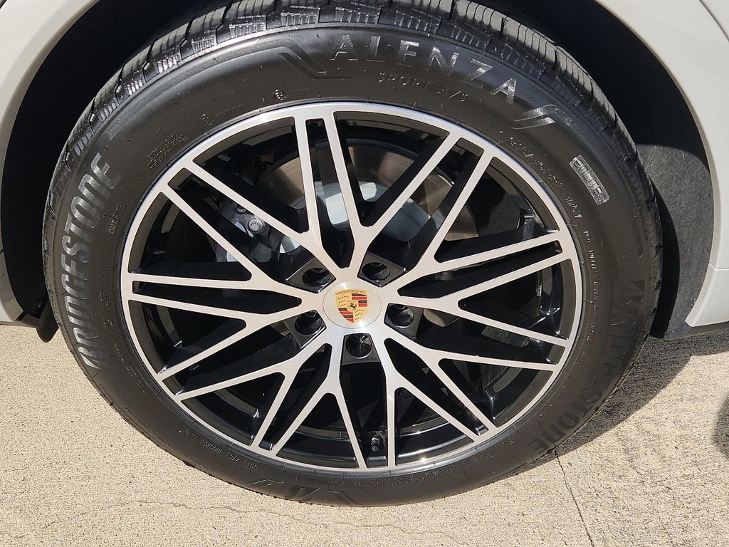 Certified 2025 Porsche Cayenne E-Hybrid image 8