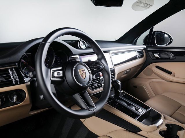 Certified 2025 Porsche Macan image 4