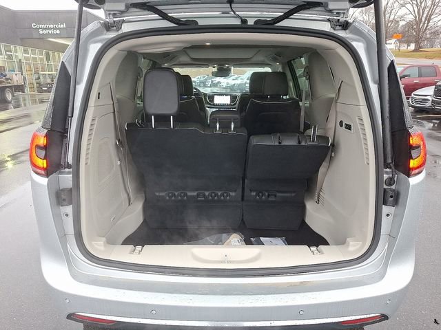 Used 2023 Chrysler Pacifica Limited w/ Uconnect Theater Family Group image 29