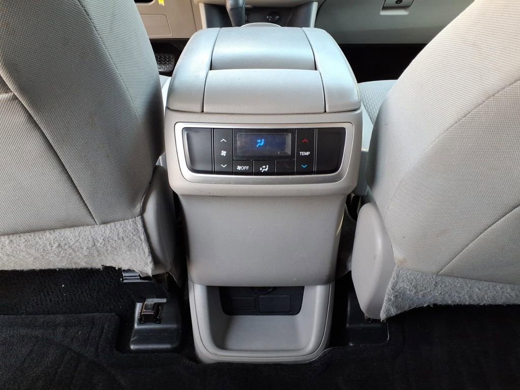 Used 2014 Toyota Highlander LE AWD/4WD image 7