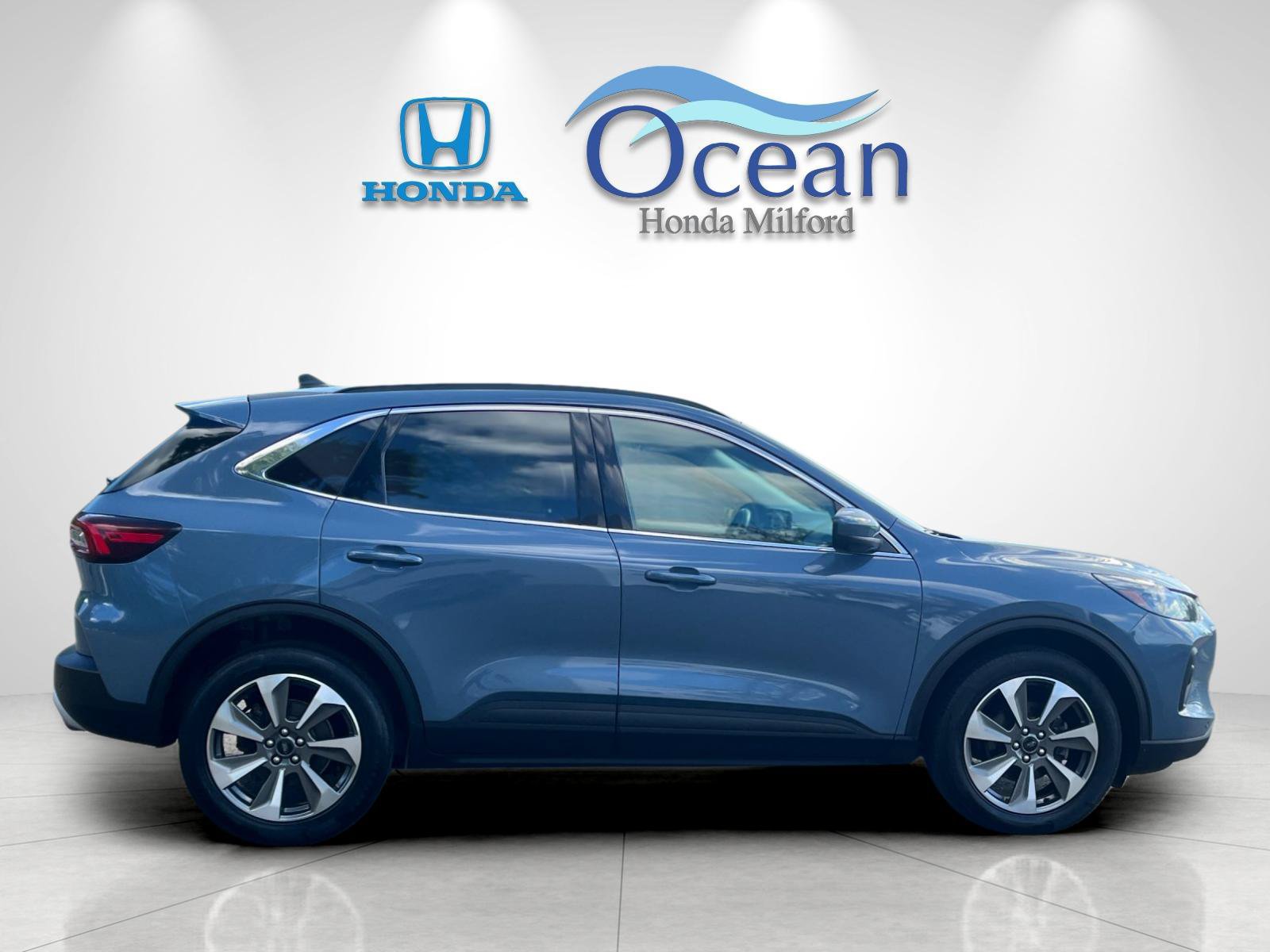 Used 2024 Ford Escape Platinum AWD/4WD image 2