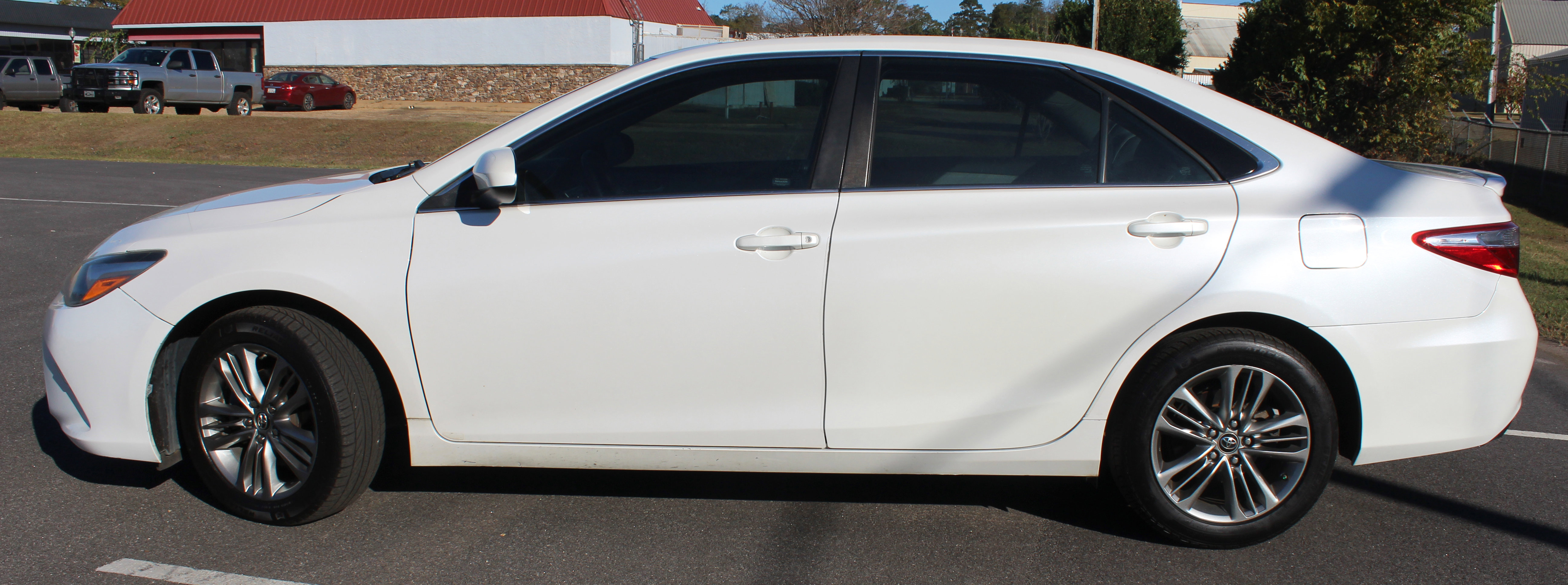 Used 2017 Toyota Camry SE w/ Moonroof Package image 2