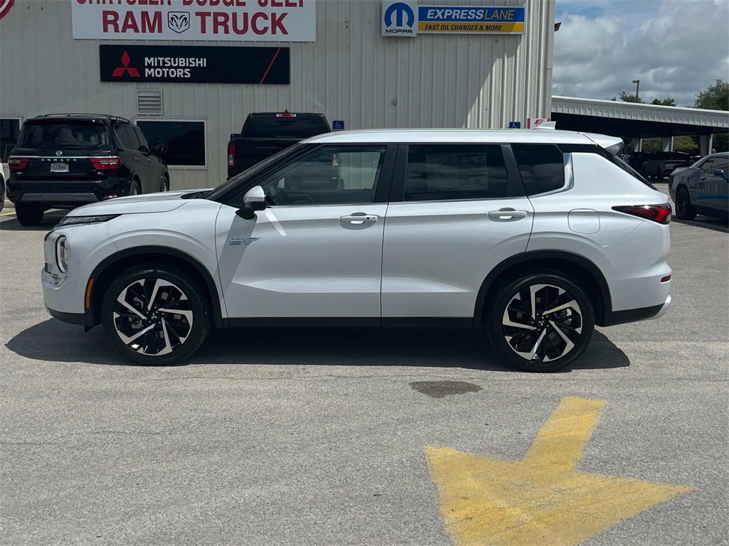 New 2025 Mitsubishi Outlander SE image 2